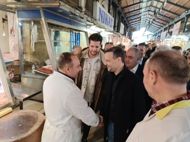 Χριστουγεννιάτικη βόλτα Δούκα στο εμπορικό τρίγωνο της Αθήνας και τη Βαρβάκειο