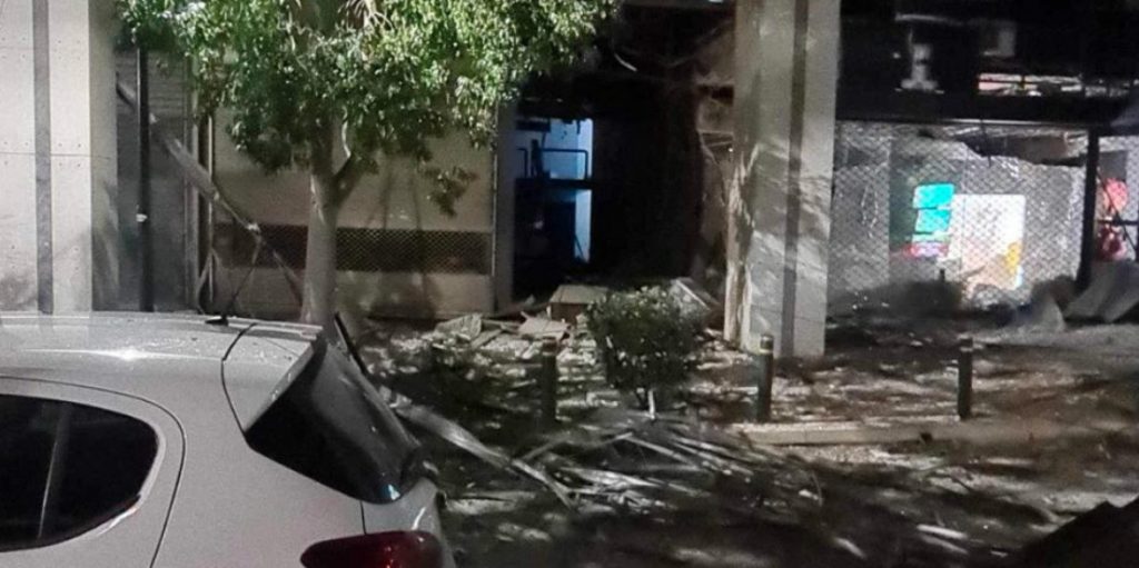 Πειραιάς: Ισχυρή έκρηξη βόμβας συγκλόνισε το κέντρο – Τεράστιες ζημιές σε γραφεία και καταστήματα (βίντεο)