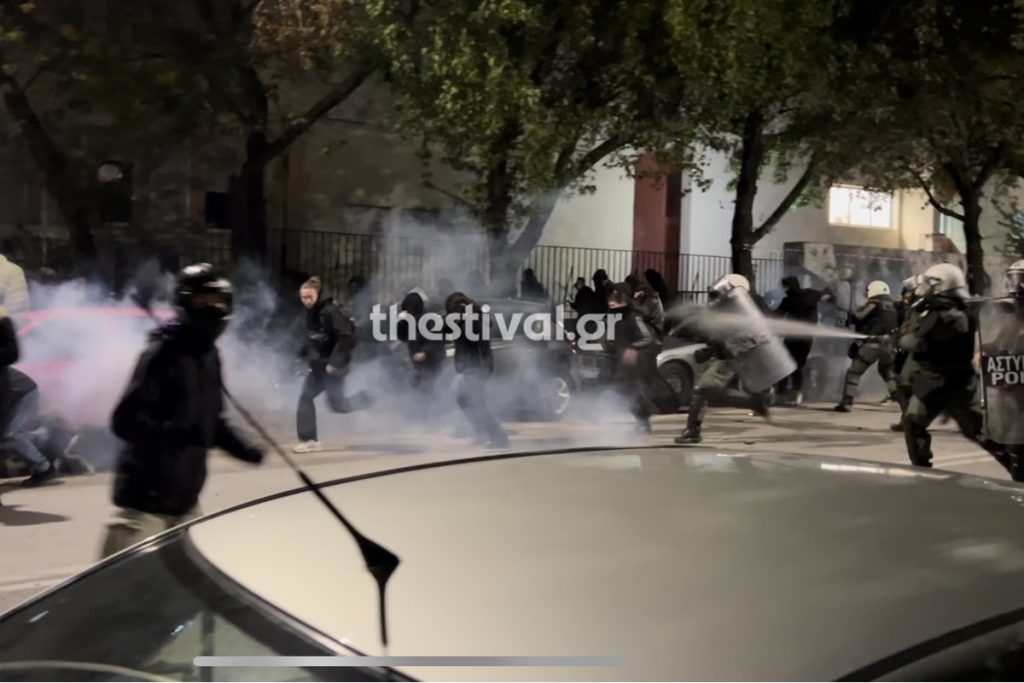 Θεσσαλονίκη: Επεισόδια αντιεξουσιαστών – ΜΑΤ έξω από το ΑΠΘ