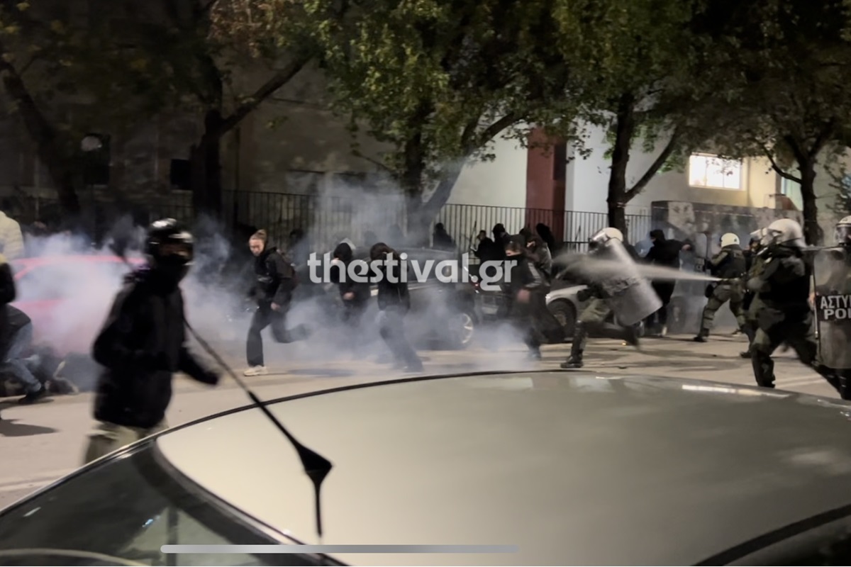 Θεσσαλονίκη: Επεισόδια αντιεξουσιαστών - ΜΑΤ έξω από το ΑΠΘ