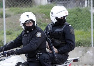 Πάτρα: Αστυνομικοί έσπασαν τζάμι αυτοκινήτου για να απεγκλωβίσουν βρέφος 20 ημερών