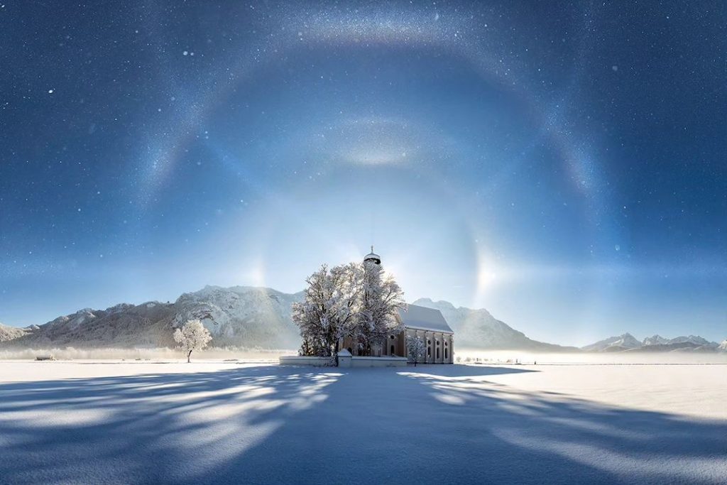 «Ice halo»: Σπάνιο φυσικό φαινόμενο στη χιονισμένη Βαυαρία