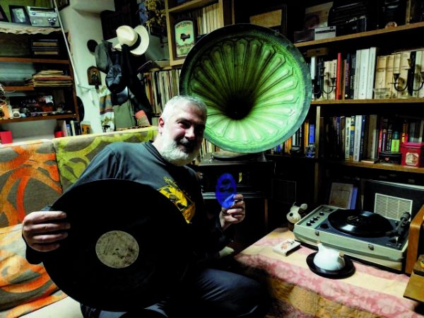 Χρήστος Φαναρίτης: «Οι δίσκοι σε μεταφέρουν εκεί που γράφτηκαν, στην ατμόσφαιρα»