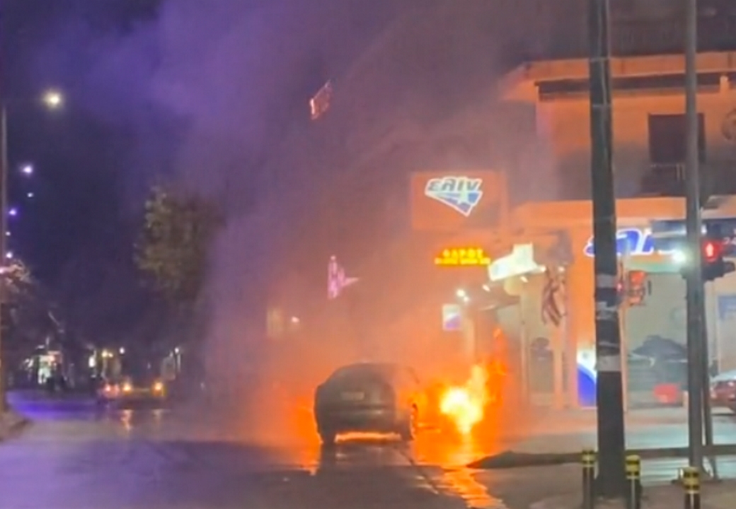 Θεσσαλονίκη: Αυτοκίνητο πήρε φωτιά εν κινήσει μια ανάσα από βενζινάδικο - Βίντεο από το σημείο