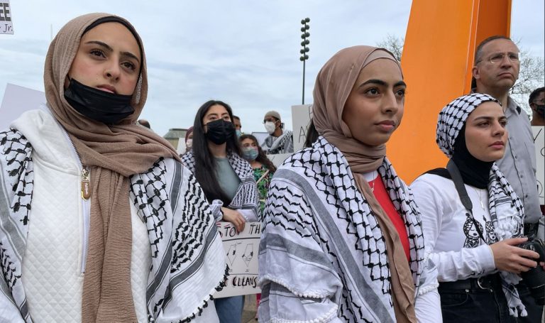 Τι είναι η keffiyeh, ποιος τη φοράει και πώς έγινε σύμβολο για τους Παλαιστίνιους;