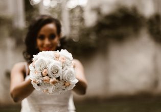 Ποιοι επώνυμοι φόρεσαν βέρα στο δεξί και ποιοι έγιναν γονείς το 2023