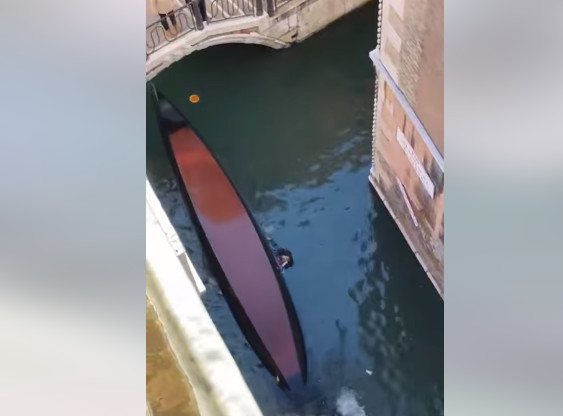 Βενετία: «Μούσκεμα» τα έκαναν Κινέζοι στο Μεγάλο Κανάλι – Έβγαλαν πολλές… selfies και την πάτησαν