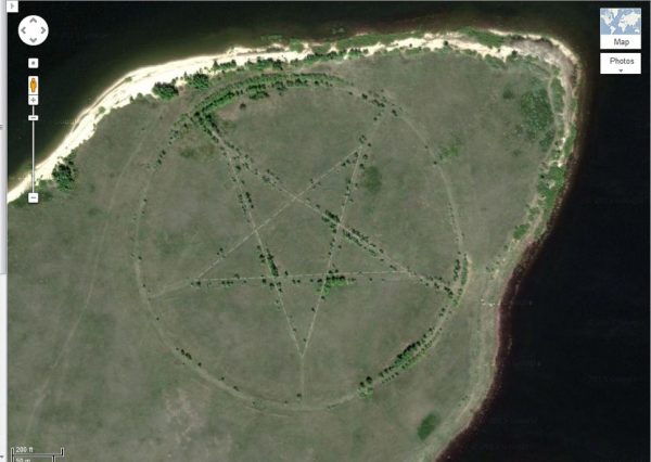 Google Earth: Τα 23 πιο παράξενα πράγματα που κατέγραψε στη Γη – Σβάστικες, πεντάλφες και νησιά-«φαντάσματα»