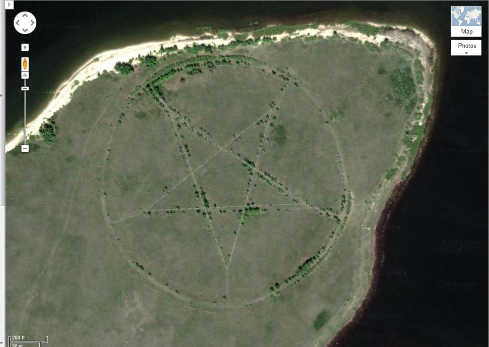 Google Earth: Τα 23 πιο παράξενα πράγματα που κατέγραψε στη Γη - Σβάστικες, πεντάλφες και νησιά-«φαντάσματα»