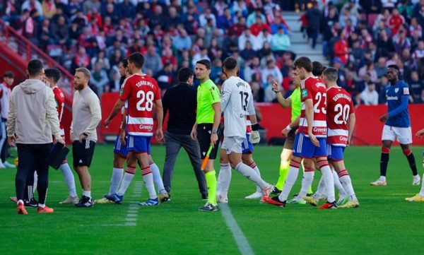 Διακοπή στο Γρανάδα-Μπιλμπάο: Φίλαθλος υπέστη καρδιακή προσβολή