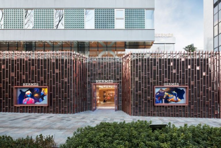 Πάμπλουτος κληρονόμος του οίκου Hermès θέλει να αφήσει την περιουσία του στον κηπουρό του