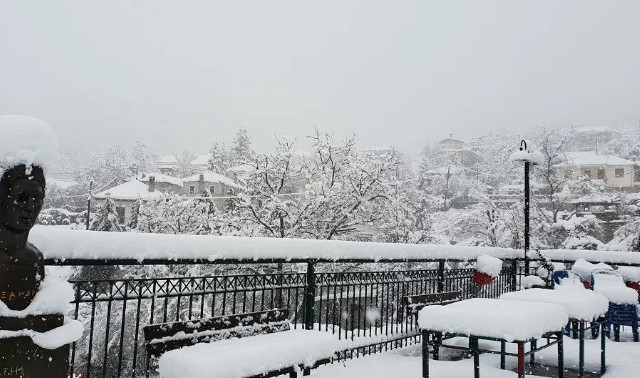 Χιονισμένη από άκρη σε άκρη η Βόρεια Ελλάδα - Έως 1,5 μέτρο το χιόνι, στους δρόμους τα μηχανήματα