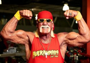 Χαλκ Χόγκαν: Βαφτίστηκε στα 70 του ο θρύλος του WWE