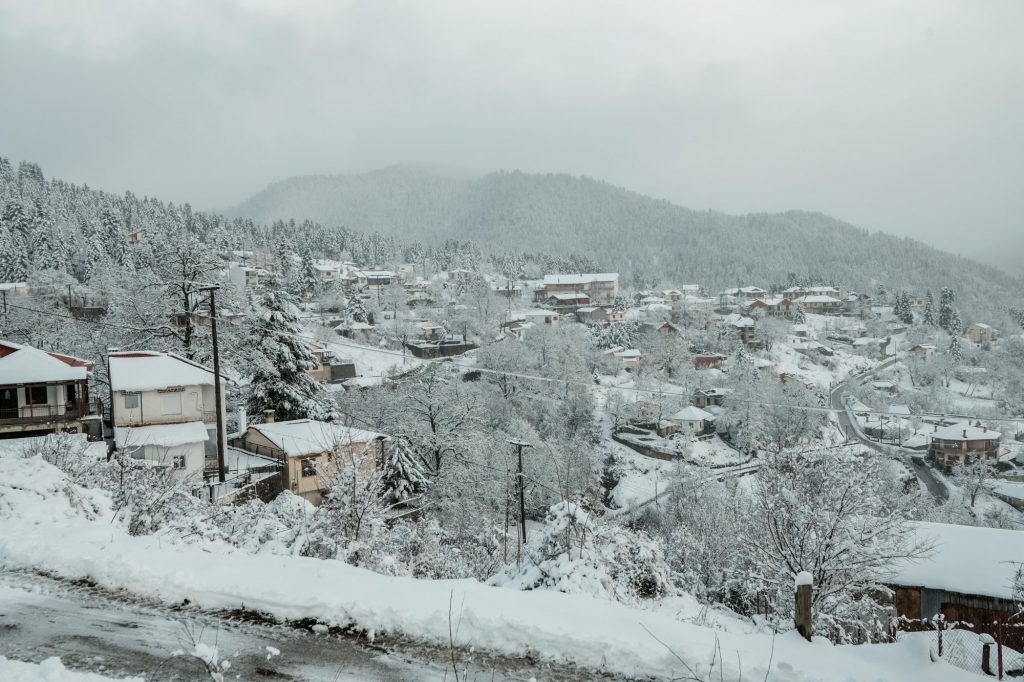Χιόνια: Στα «λευκά» η Πάρνηθα και περιοχές της βόρειας Ελλάδας – Πού χρειάζονται αλυσίδες