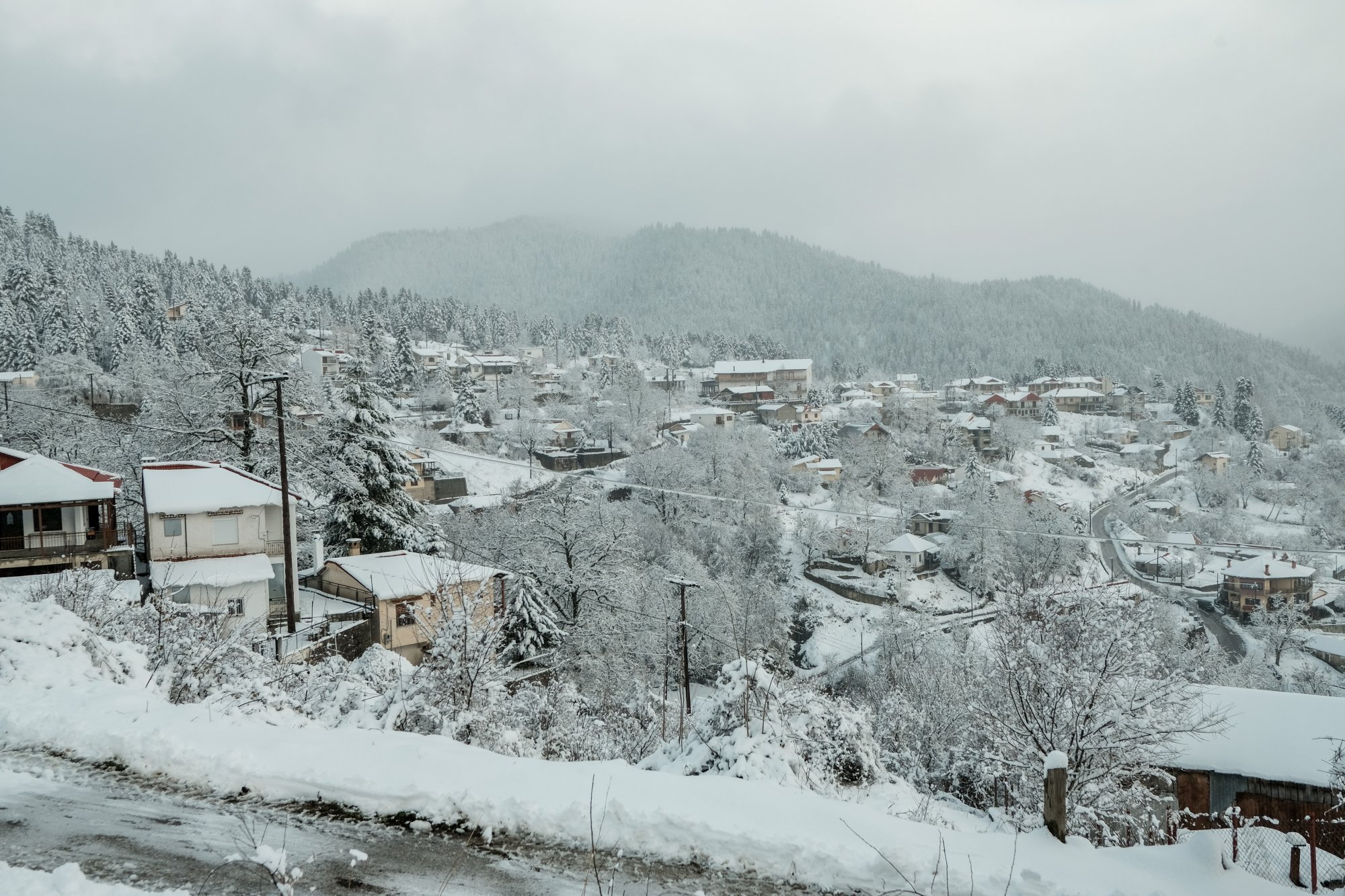 Χιόνια: Στα «λευκά» η Πάρνηθα και περιοχές της βόρειας Ελλάδας - Πού χρειάζονται αλυσίδες
