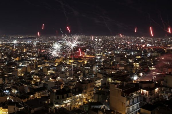 Αυτοί είναι οι κίνδυνοι για τα ζώα από τα πυροτεχνήματα – Έκκληση φιλόζωων για κατάργηση