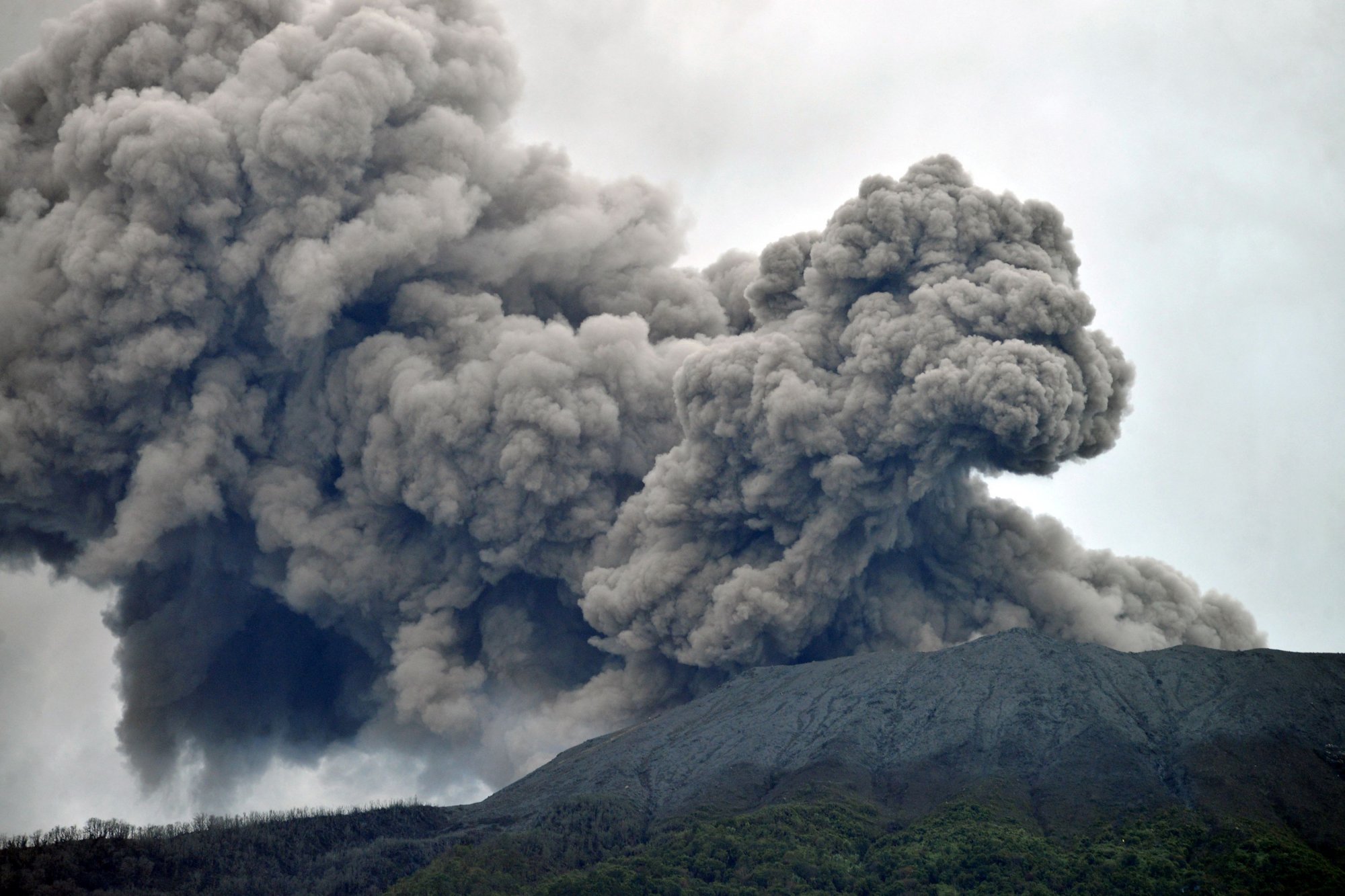 Ινδονησία: Τουλάχιστον 11 ορειβάτες νεκροί εξαιτίας ηφαιστειακής έκρηξης