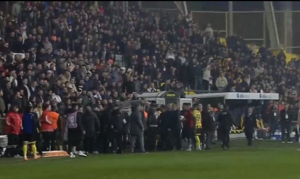 Χαμός στην Τουρκία: Ο πρόεδρος της Ινσταμπούλσπορ πήρε την ομάδα και έφυγε (vids)