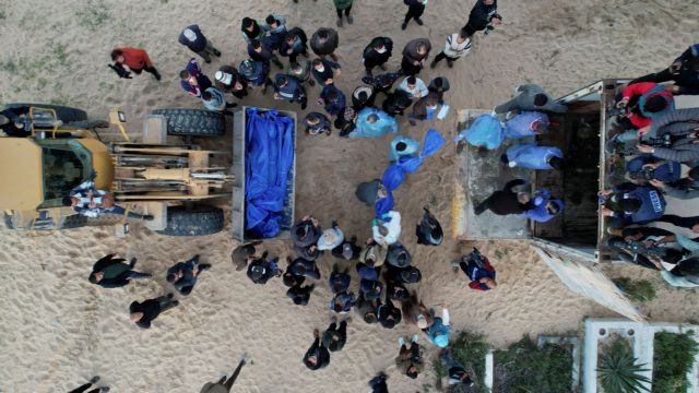 Ισραήλ: Επέστρεψε τις σορούς 80 Παλαιστινίων - Ενταφιάστηκαν σε ομαδικό τάφο