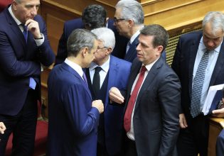 Τι προβλέπει η «τροπολογία Καιρίδη» για την ανάκληση της άδειας εργασίας