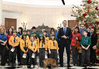 Ο Κυριάκος Μητσοτάκης άκουσε τα κάλαντα από το Σώμα Ελλήνων Προσκόπων