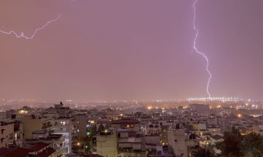 Καιρός: Προβλήματα από την καταιγίδα στην Αθήνα – Διακοπή της κυκλοφορίας στην Πειραιώς