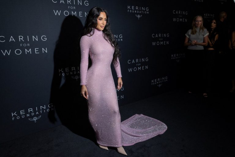 Η Κιμ Καρντάσιαν ποζάρει για μια selfie μόνο με τα εσώρουχα