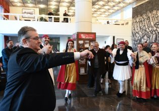 Ο Κουτσούμπας άκουσε τα κάλαντα στην τσακώνικη διάλεκτο και έσυρε τον χορό