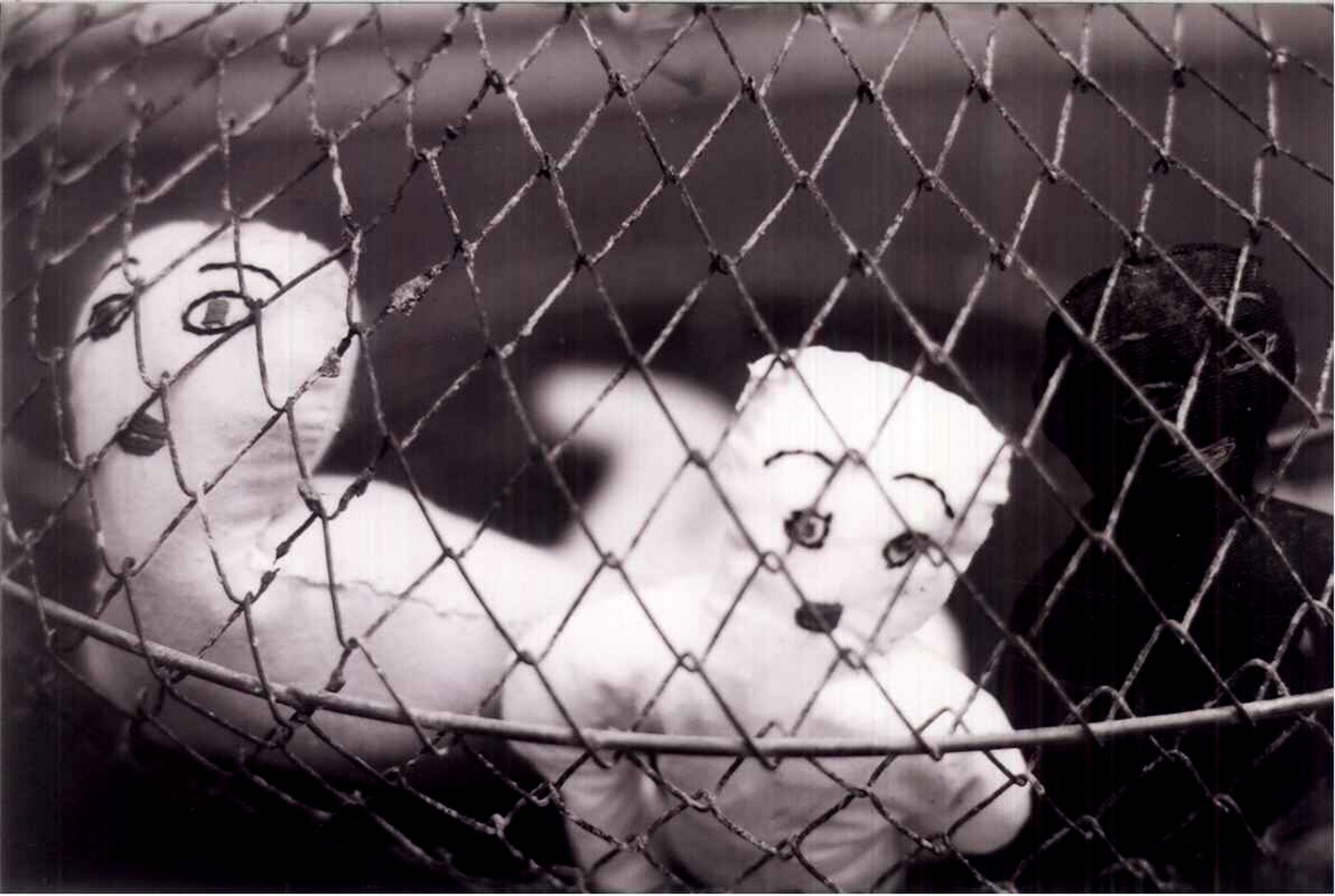 Το Επισκεπτήριο, η έκθεση με κούκλες από τις κρατούμενες των Γυναικείων Φυλακών Θήβας