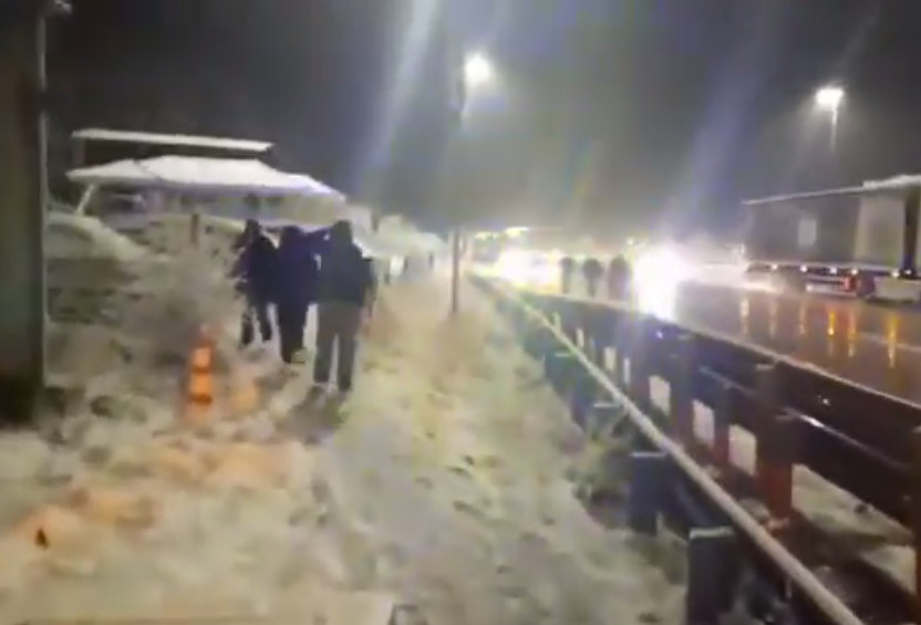 Καλαμπάκα: Άφησαν επιβάτες ΚΤΕΛ στη χιονοθύελλα επειδή τα διόδια δεν άνοιγαν τα γραφεία