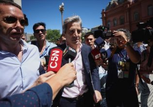 Αργεντινή: Η ακροδεξιά κυβέρνηση υποτιμά κατά 50% το νόμισμα και προχωρά σε σκληρή λιτότητα