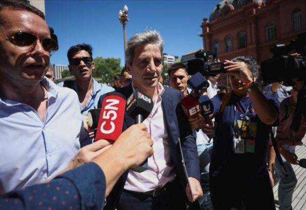 Αργεντινή: Η ακροδεξιά κυβέρνηση υποτιμά κατά 50% το νόμισμα και προχωρά σε σκληρή λιτότητα