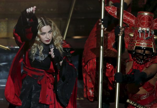 Ξέσπασε σε δάκρυα στη σκηνή η Μαντόνα – «Του κρατούσα το χέρι και πέθανε»