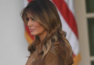 Μελάνια Τραμπ: Ο λόγος που απουσίαζε από την οικογενειακή Χριστουγεννιάτικη κάρτα