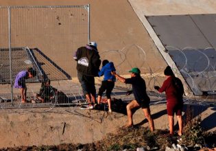 Αριζόνα: Η κυβερνήτης επικρίνει τον Μπάιντεν και στέλνει την Εθνοφρουρά στα σύνορα με το Μεξικό