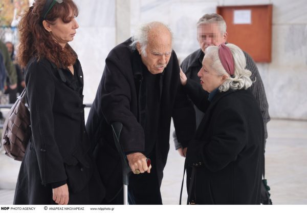 Ελένη Γερασιμίδου, Μαρία Καβουκίδου και Νίκος Καβουκίδης στην κηδεία του Γιώργου Μιχαλακόπουλου