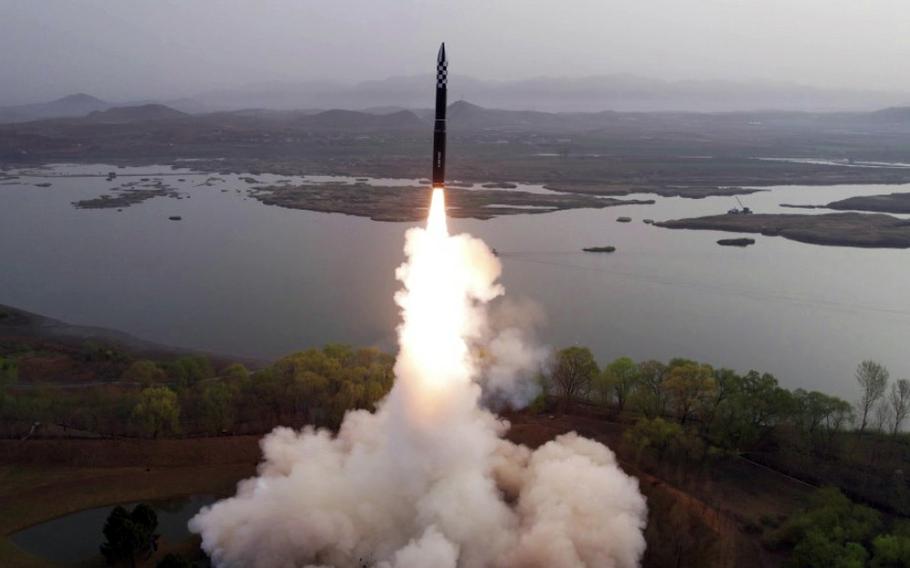 Βόρεια Κορέα: Εκτόξευσε πύραυλο που θα μπορούσε να πλήξει «όλη την επικράτεια» των ΗΠΑ