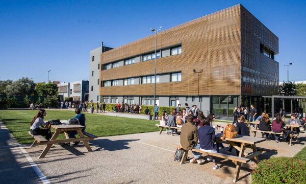 Για εξαπάτηση καταγγέλλουν απόφοιτοι το Μητροπολιτικό Κολλέγιο του Σταθόπουλου