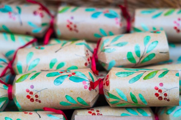 Christmas crackers: Φτιάξε DIY καραμέλες που «κρύβουν» εκπλήξεις μαζί με το μικρό σου