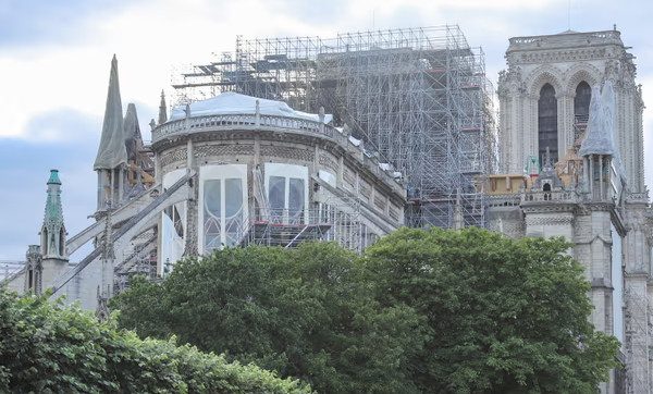 Γαλλία: Αντιδράσεις για το σχέδιο αντικατάστασης βιτρό της Παναγίας των Παρισίων