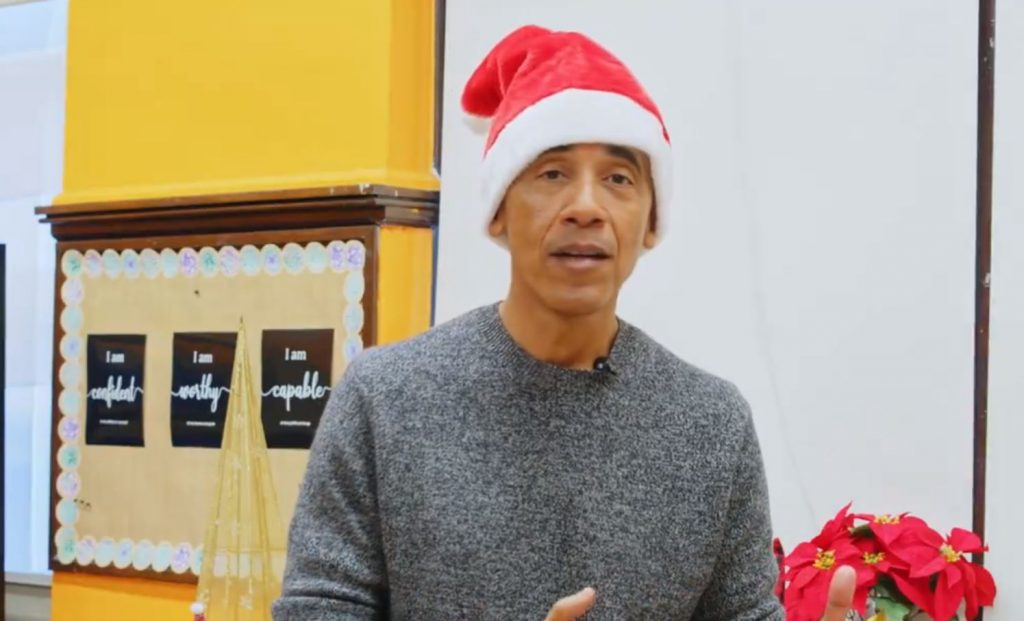 Η εορταστική εμφάνιση του Μπαράκ Ομπάμα με αγιοβασιλιάτικο σκούφο
