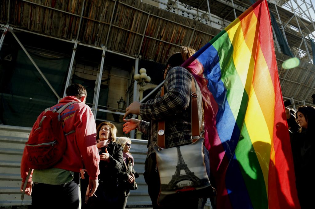 Γάμος ομόφυλων ζευγαριών: Τι πιστεύουν οι Ελληνίδες και οι Έλληνες