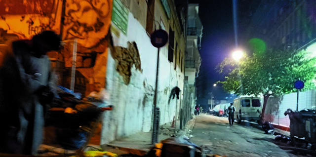 Έμποροι και χρήστες αλωνίζουν στην Ομόνοια