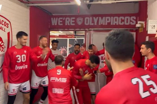 Ολυμπιακός: Η… επίθεση αγάπης στον Μήτρου-Λονγκ, τα παιδικά χαμόγελα και η γιορτή στο ΣΕΦ (vid)