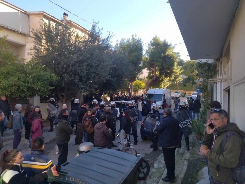 Πλειστηριασμοί: Με ΜΑΤ προσπαθούν να διώξουν ηλικιωμένη ΑμεΑ και τον γιο της από σπίτι στα Άνω Πετράλωνα