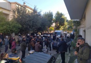 Πλειστηριασμοί: Με ΜΑΤ προσπαθούν να διώξουν ηλικιωμένη ΑμεΑ και τον γιο της από σπίτι στα Άνω Πετράλωνα