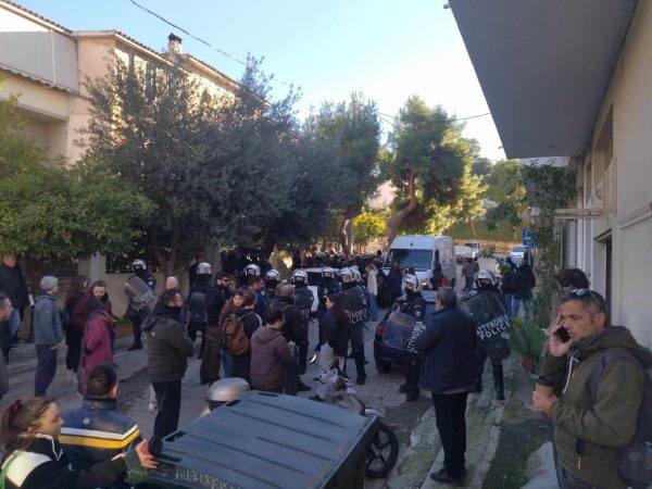 Πλειστηριασμοί: Με ΜΑΤ προσπαθούν να διώξουν ηλικιωμένη ΑμεΑ και τον γιο της από σπίτι στα Άνω Πετράλωνα