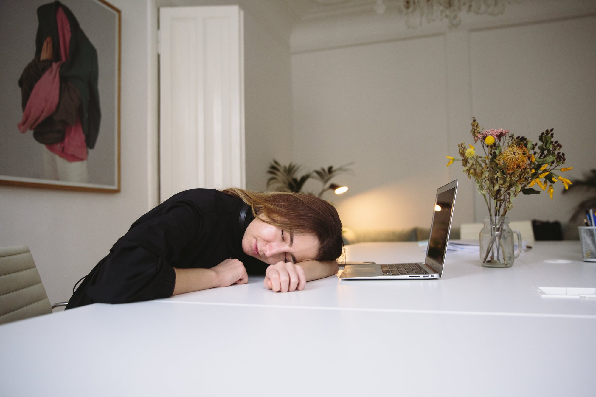 Ύπνος: Κάνει καλό να κοιμόμαστε στη δουλειά; Τι δείχνουν έρευνες
