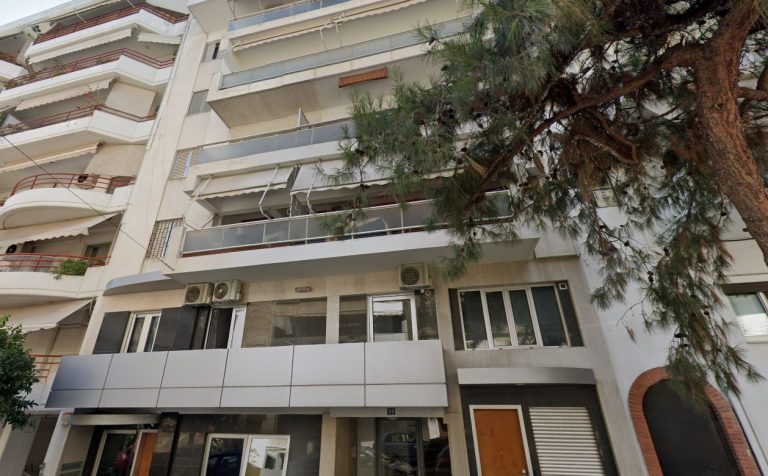 Νέος Κόσμος: 36χρονη βρέθηκε στο κενό από τον 3ο όροφο – Την είχε δέσει χειροπόδαρα ο σύντροφός της