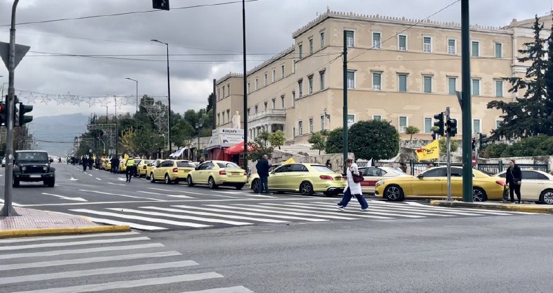 Φορολογικό: Παραταγμένα δεκάδες ταξί έξω από τη Βουλή